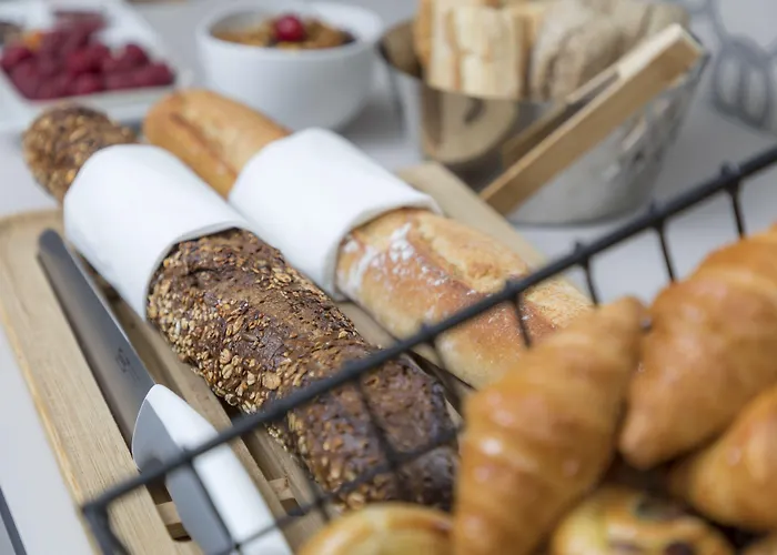 Longchamp Elysees Hotel