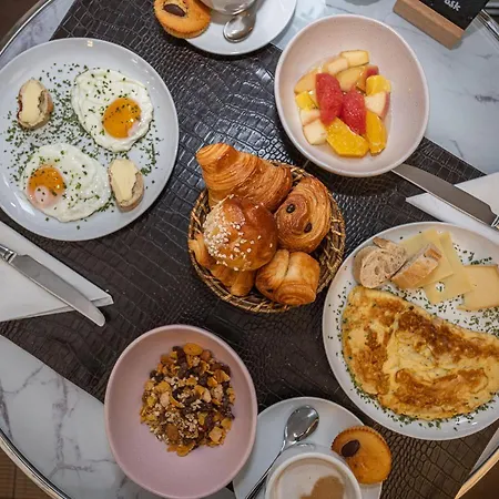 Longchamp Elysées Hotel