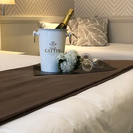 Longchamp Elysées Hotel