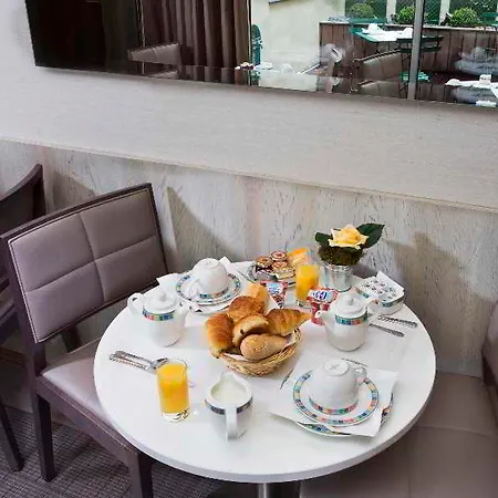 Hotel Longchamp Elysées Parigi