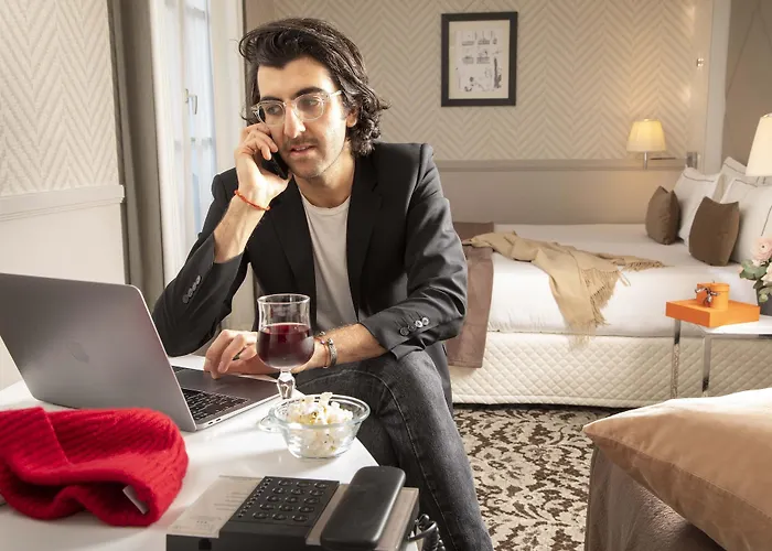 Отель Longchamp Elysees Париж